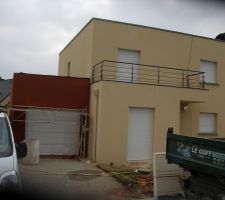 Sur garage enduit PRB Cuba, sur le toit, des couvreurs qui refont le toit, car le 1er couvreur l'avait mal fait (2 jours de travail)