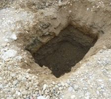 Excavation pour la pose d'un puit perdu pour la collecte des eaux de pluie