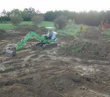 Terrassement &agrave; la pelle 4,5 tonne, de l'argile, de l'argile encore de l'argile et un d&eacute;nivel&eacute; de 1,2m de l'ouest &agrave; l'est