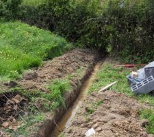 Le vide sanitaire de 4 rangs est plein à ras-bord, mon ami creuse une tranchée tt autour de la maison, il pose un drain et un isolant spécial fondation