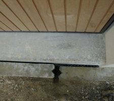 Voyez vous ce bel espace entre les deux murs et ce "jour" entre les deux plaques de soutenment qui n'a pas reçu d'etancheité.Il me faut combler l'espace ou l'on voit de Deltas MS.