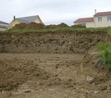 Presque la fin du terrassement, beaucoup de pierre et un gros trou.