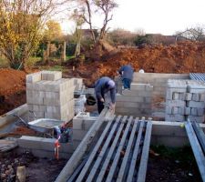 7 d&eacute;cembre 2011 ===> &Eacute;l&eacute;vation des murs de soubassements du vide sanitaire et pose des poutrelles et hourdis avant le coulage de la dalle de compression.