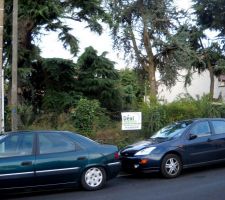 11 septembre 2011 ===> A cette date, le délai de recours des tiers de la division est toujours en cours, aucun contrat n'a encore été signé avec le constructeur, aucun permis de construire n'a encore été déposé en mairie, aucun financement n'a encore été obtenu !... En clair, les conditions suspensives de notre compromis de vente du terrain ne sont pas encore levées !... ET POURTANT !... C'est avec un grand étonnement que nous découvrons que le constructeur n'a pas perdu de temps pour apposer un affichage publicitaire sur notre futur terrain ???