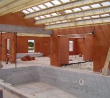 La charpente vue de la piscine