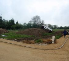 Terre v&eacute;g&eacute;tale de la mairie en attente sur notre terrain.