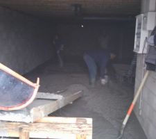 Les maçons étalent le béton