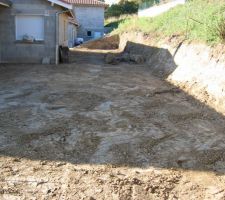 Terrasse côté nord et terrain de pétanque au fond