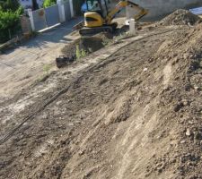 Remise des terres...plateforme en attente de terre pour faire jardn et chemin avec légère pente pour les descentes et tracteurs des enfants