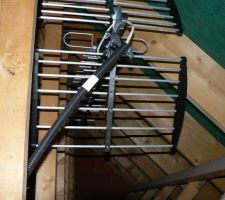 L'antenne est installée dans les combles. 
C'est une Trinappe Pro OPTEX, venant de chez castorama. Je lui ai ajouté un ampli avec 2 sorties à   38dB.
Elle pointe approximativement vers l'émetteur de Paris - tour Eiffel, à plus de 50Km.

Et, ça marche !!!