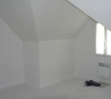 Passage de la sous couche pour plaques de plâtre, de chez RENAULAC, dans les 3 chambres.
Je suis vraiment content de cette marque de peinture, vendue chez Brico Dépôt. J'ai dû déboucher la buse pas plus de 2 ou 3 fois pour 20 litres de peinture.