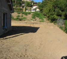 Remise des terres... au fond, on positionnera la piscine