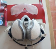 Port du masque vraiment indispensable. Celui là, de la marque 3M est efficace et confortable.
Surtout, pour les plafonds, le port de lunettes est indispensable !