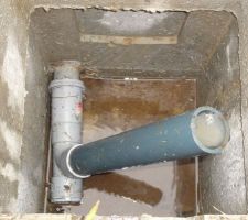 Détail évacuation de l'eau (sortie du bac dans un coin, et évacuation dans coin opposé)