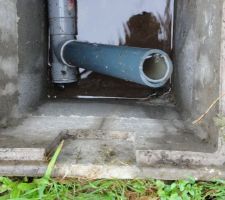 Détail évacuation de l'eau (sortie du bac dans un coin, et évacuation dans coin opposé)