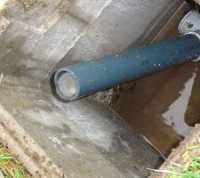 Détail évacuation de l'eau (sortie du bac dans un coin, et évacuation dans coin opposé)