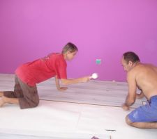 Loïse et son papa en train de faire son plancher