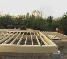 D&eacute;marage du chantier, le plancher est en bois et repose sur des longrines en bois elles aussi. A droite le futur garage ( qui ne sera qu'une remise