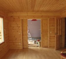 Le salon est fait, reste la cuisine à faire, j'en suis au carrelage, on a lazuré les murs couleur ombrée pour changer un peu, mais l'ambiance bois est géniale, on est...ailleurs!...
