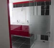 Parois de douche achetée chez Casto - Meuble Ikéa Godmorgon rouge en 120 - Vasque Odensvik - Mitigeurs Jacob Delafon - Miroir à venir