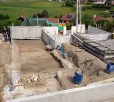 Vue sur la future piscine. Là où il y a le trou avec le mur du fond.
