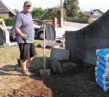 En train de positionner le compteur d'eau pour pas que les camions y roule dessus...