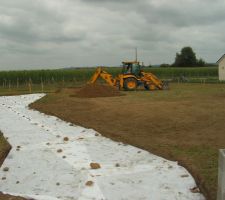 Après le terrassement du chemin d'accès on a mis le géotextile pour recevoir les cailloux.
Le chemin sera en 10 cm de 0-60 pour ferrer puis 10 cm en 0-20 pour la finition.