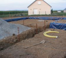 Sur cette photo, on voit pas qu'on a souffert pour installer et fixer correctement les ferraillages !
C'est dur quand c'est la première fois qu'on le fait...
On voit aussi l'antitermites en bleu...