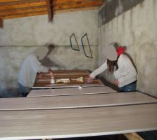 Peinture des volets en bois exotique (Red Cedar) à l'aide d'une sous-couche d'impression.