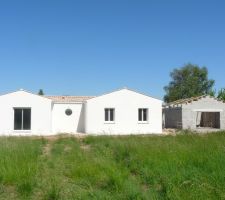 Vue d'ensemble de la maison et du garage