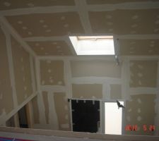 1ère couche d'enduit pour les joints, vue sur le hall, depuis la mezzanine