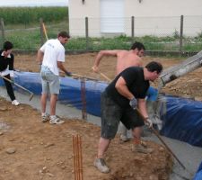 Voilà les fondations en court de remplissage de béton...
Comme le disait le chauffeur de la toupie, avec des fondations comme celles là, aucun risque pour la maison ! (80x60...)