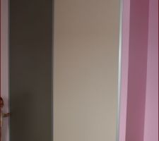 Portes ferm&eacute;es, 1 vantail couleur taupe, l'autre beige-ros&eacute;
