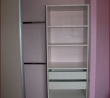 Tous les placards sont &eacute;quip&eacute;s &agrave; l'identique : 2 colonnes, 2 tiroirs et penderies, doubles chez les enfants