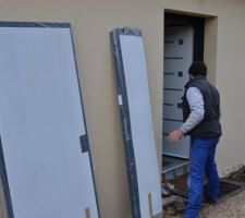 Remplacement de la porte d'entrée rayée, puis repeinte maladroitement, par un porte neuve - 1
Au passage, notez que l'appui des ouvrants sur le mur a abîmé l'enduit.
