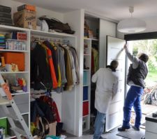Remplacement de la porte d'entrée rayée, puis repeinte maladroitement, par un porte neuve - 2