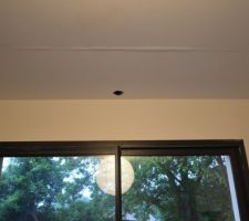 La tache sur le placo du séjour (au droit des panneaux solaires) - 21 mai 2012 - 
Petite tache deviendra grande : la baie fait 210 cm de large (la cloque aussi) - 
Eh oui, Maisons Lelièvre n'a rien fait pendant 3 semaines.