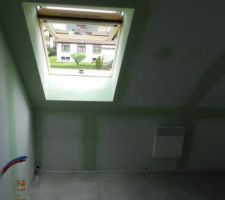 Salle de bain de l'étage en attente d'etre équipée. Placo et bandes hydrofuges