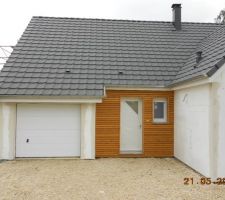 Bardage en meleze. Pour projet la pose de pavés devant l'entrée.