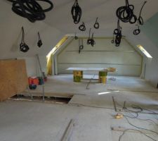 Etage, vue de la sdb à droite et des chambres. Les cloisons sont matérialisés au sol par du bois