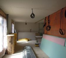 Vue de la cuisine et de l'espace repas