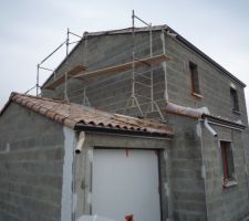 L'échafaudage au dessus du garage... ! (on fait ce qu'on peut avec les moyens du bord j'imagine !)