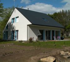 Vue du jardin
Le changement de niveau a &eacute;t&eacute; convenu avec le terrassier afin de r&eacute;server l'emplacement d'une serre adoss&eacute;e &agrave; un mur de pierre pour stocker la chaleur.