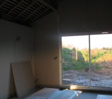 Vue du salon avec la partie rampante en haut