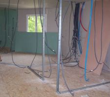 Cloisons intérieures en cours de pose. Vue cellier / bureau