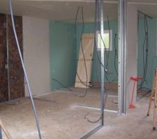 Cloisons intérieures en cours de pose, vue chambre parentale (chambre / dressing / salle d'eau)