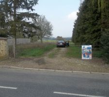 Entr&eacute;e de notre terrain, et notre joli panneau tagg&eacute; 1 mois et 3 jours apres sa pose...