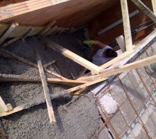 La soeurette entrain d'enlever le surplus de beton sur l'escalier....
