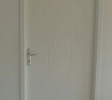 Voilà l'autre coté de la porte est peinte,c'est sûre tout en blanc on voit pas les défauts des courbes