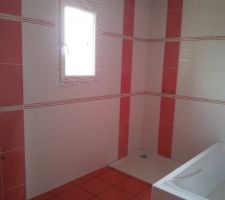 Fa&iuml;ence de sdb de l'&eacute;tage termin&eacute;e, manque plus que quelques joints mur sol et autour de la baignoire.